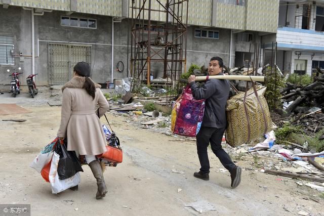 农民躲进了城里，农村土地荒废日益增多，土改还能起到作用吗？