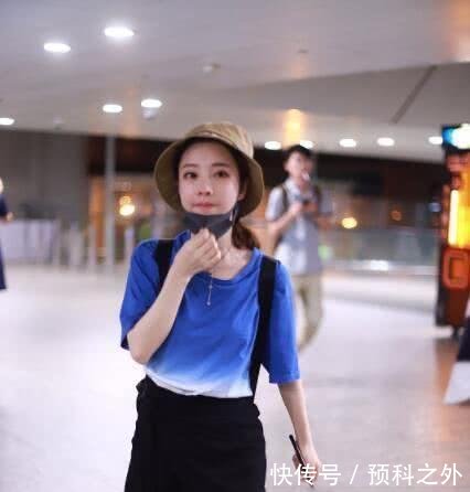 冯提莫真厉害, 150的身高穿包臀裙, 却给人170的气场