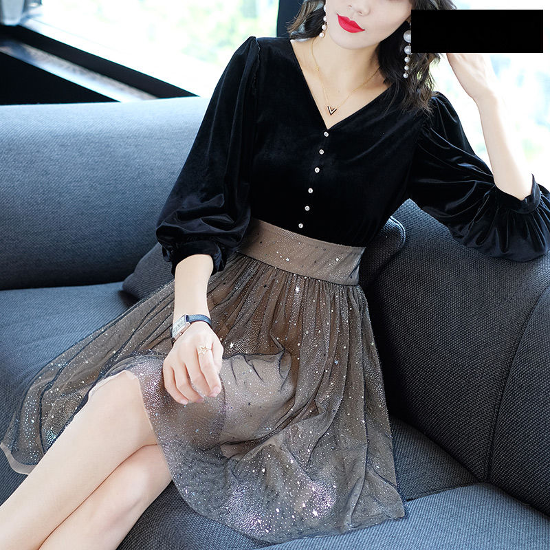 47岁的小姨真会打扮，穿上这样的大牌连衣裙，一点不像中年人