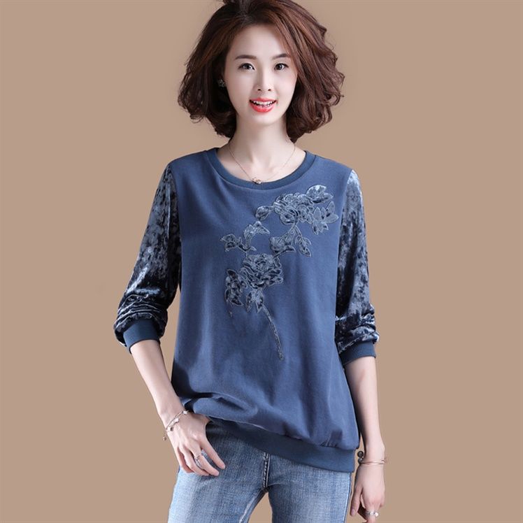 厉害了，小姐姐真会穿!出门“卫衣”搭短裙，显高显腿长，洋气炸