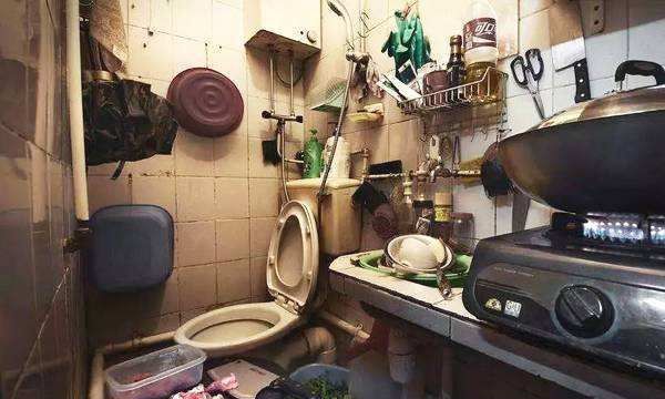 每天睡在半个“停车位”里，香港穷人们的生活，看完无比心酸！