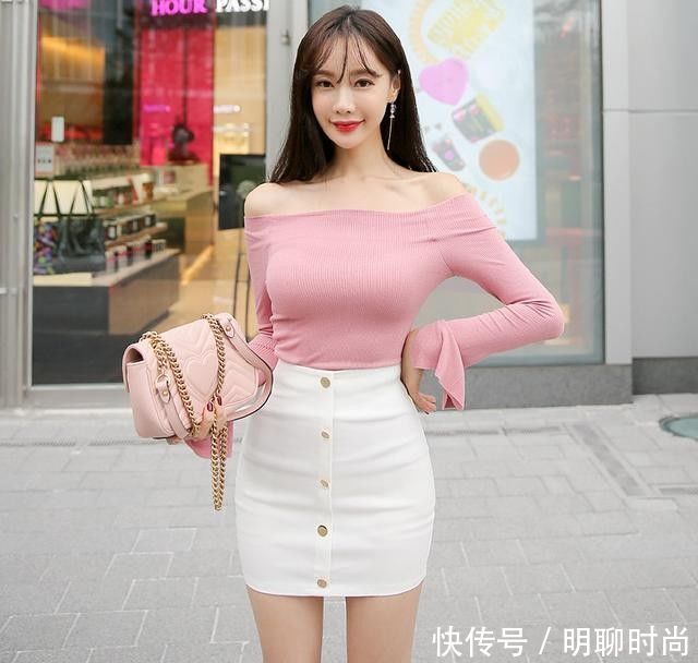 路人街拍：5位靓丽的裙装小姐姐，哪个更有女人味？