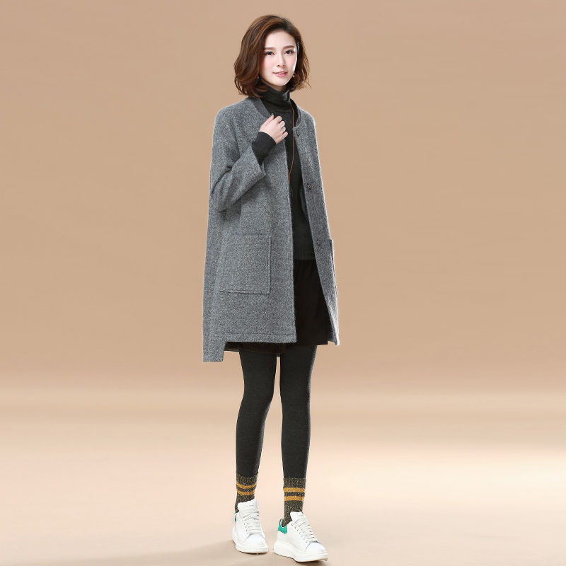 觉得风衣太土了?试试今年巨火的这几款毛呢大衣，秋天穿最合适