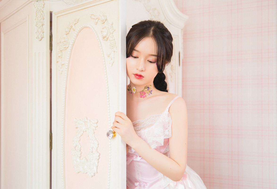 粉色美女蕾丝吊带裙写真