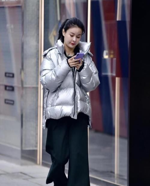  【热裤】养眼女神街拍：环肥燕瘦的小姐姐，一件蓝色上衣配牛仔热裤，青春清新气息