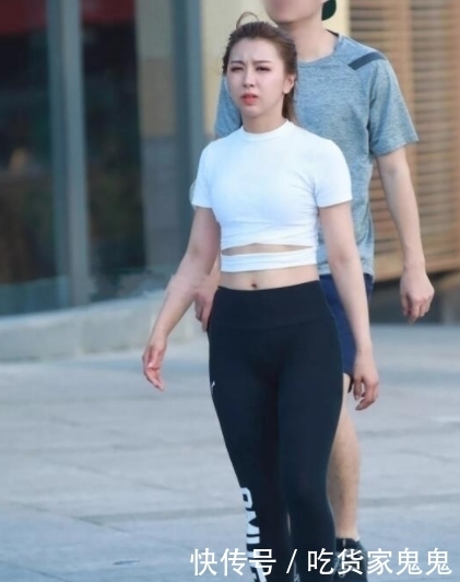 底裤:凸显曼妙身材,散发出迷人的女人韵味,街拍紧身打底裤小姐姐