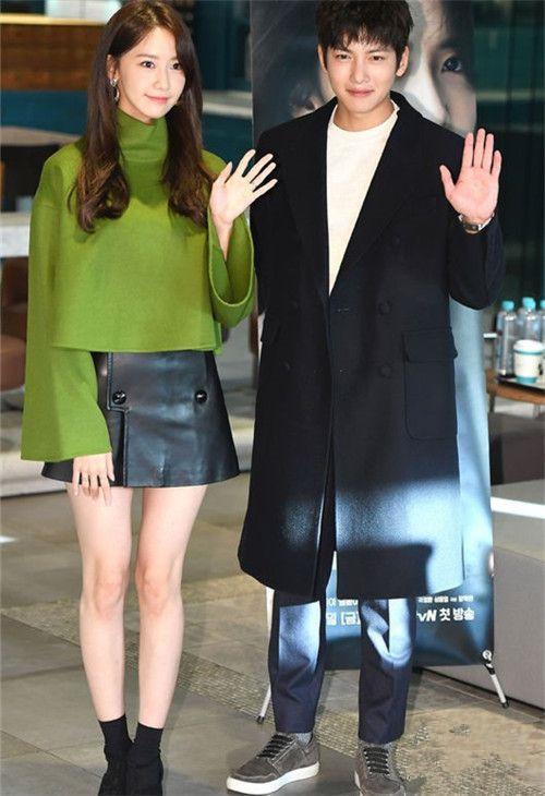 26岁林允儿撞衫35岁范冰冰，小9岁却输了个一塌糊涂！