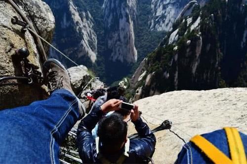 华山陡峭阶梯路，一旦出发就要爬完，没有后路可退，你还敢去爬吗