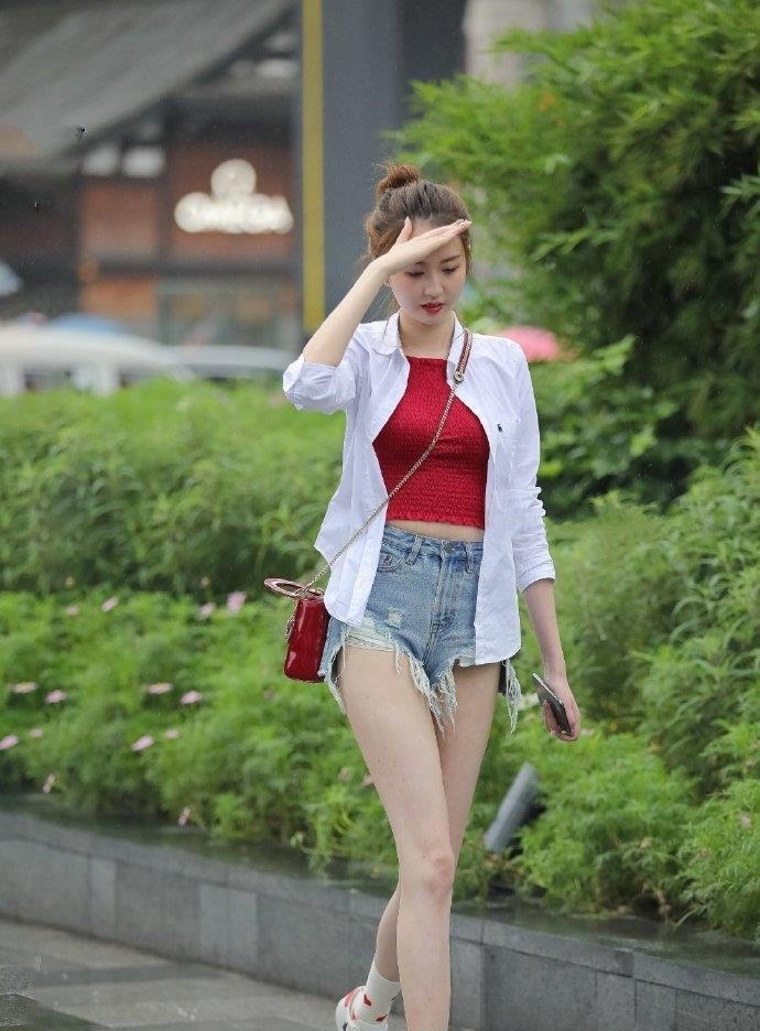  衬衣@街拍：小姐姐白色衬衣搭配牛仔短裤，满屏幕的高挑美腿！惹人爱！