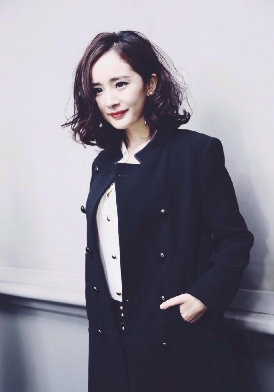 杨幂刘恺威离婚传闻迟迟不散,好友透露已离婚两年,祝贺语很官方