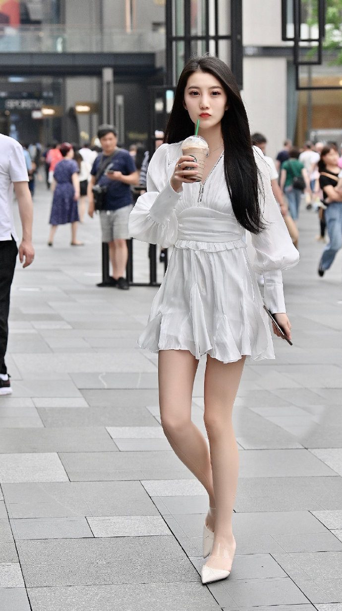  美女■街拍：美女小姐姐这颜值太高了，忍不住回头多看了几眼