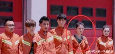 9位“乱”穿衣服女星热巴大胆，杨幂裤子反穿，最后一位被骂惨