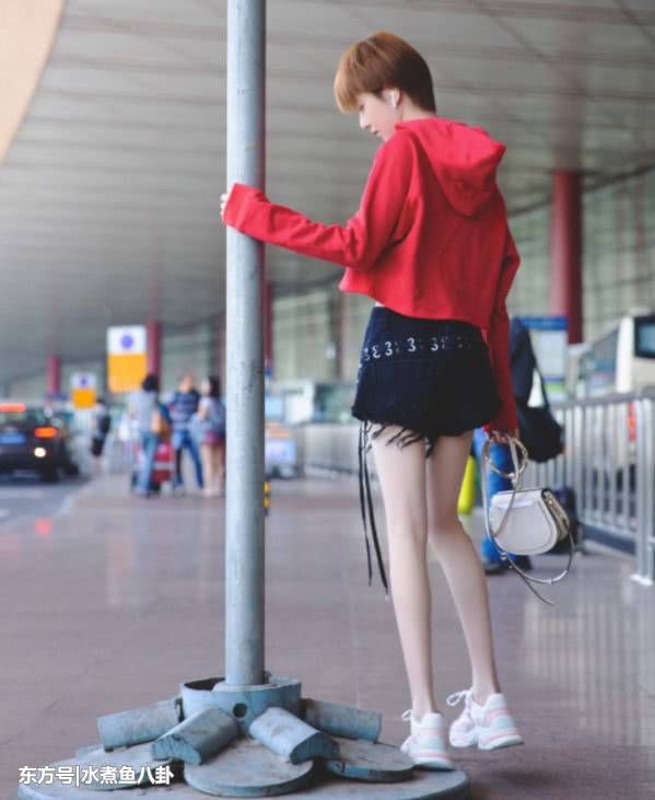 漫画腿只有郑爽才有?李凯馨穿超短裤秀美腿,漫画腿好看到不敢信