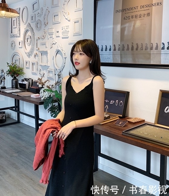  「红色」2020打底吊带裙不会搭怎么办？加一件红色针织小衫，更时尚不挑人