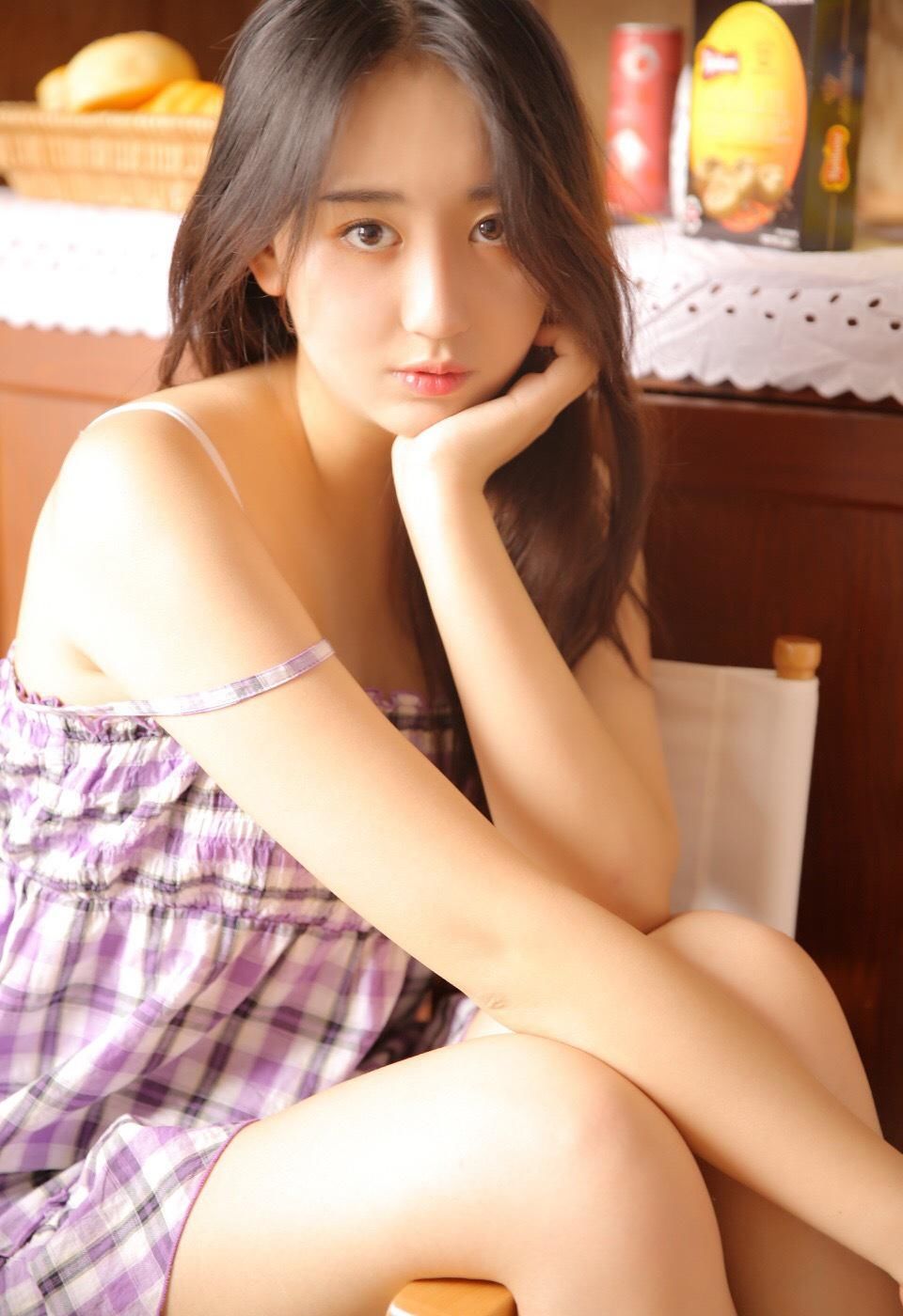 连衣裙美女深沟巨乳性感吊带美女图片