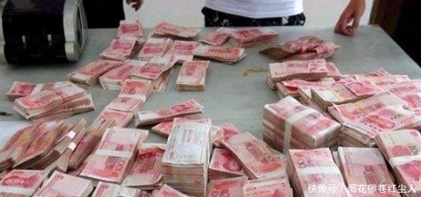 越南边界街头的奇观异景,路边摊上摆满了货币,游客:方便大家