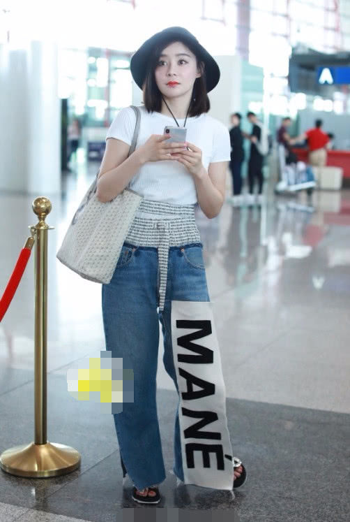 袁姗姗裤子真有意思，有两个裤腰就算了，连裤缝都开了