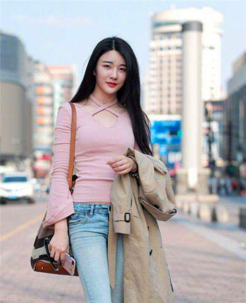 「粉色」街拍:气质美女粉色上衣配牛仔紧身裤,长发披肩温婉动人