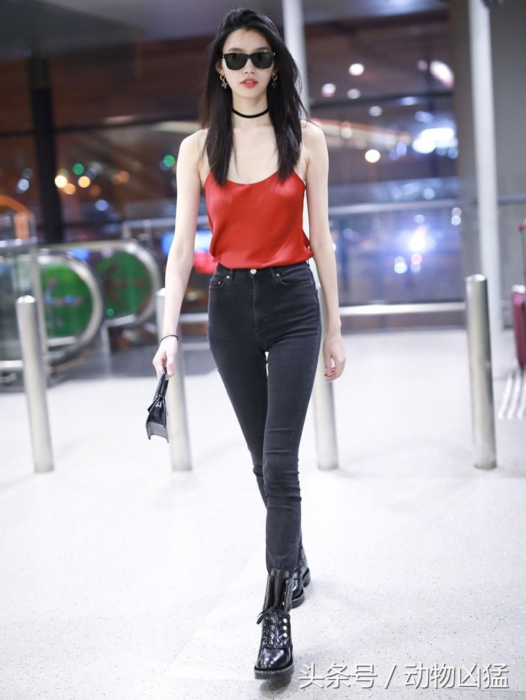 维密超模穿红色吊带 臀部下垂胸部平坦