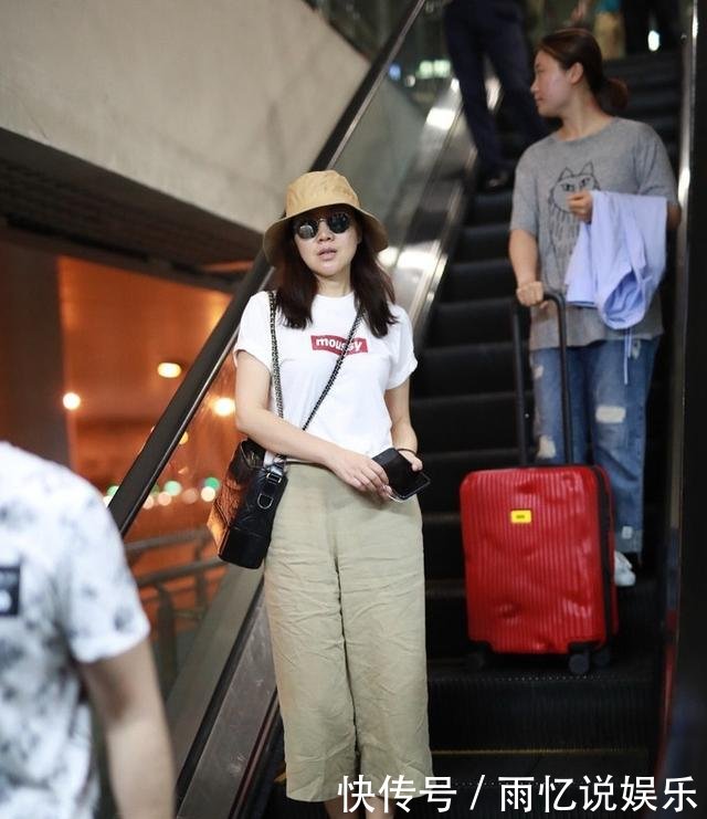 47岁闫妮现机场，牛仔配纱裙真减龄，可依旧没能扛住岁月啊！
