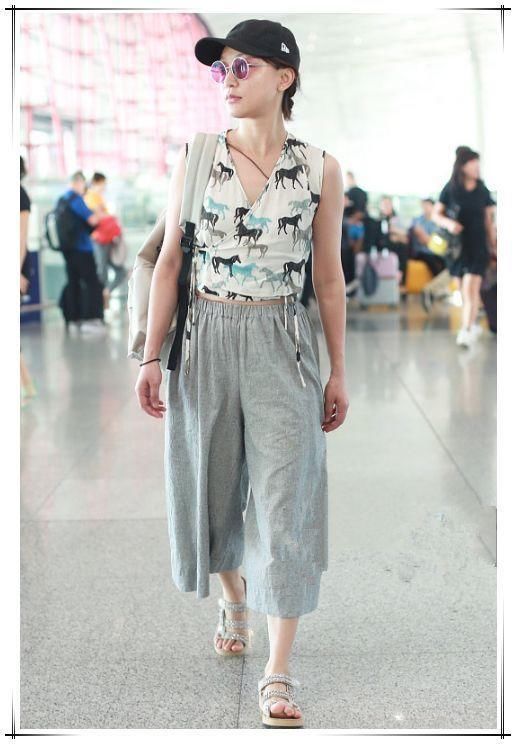 44岁周迅终于不低调！小马衫配阔腿裤秀细腰，网友：嫩起来认不出