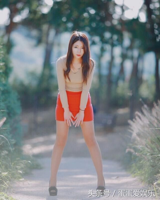 公园里的丝袜少妇，天天这样穿老公下班都要早一点！