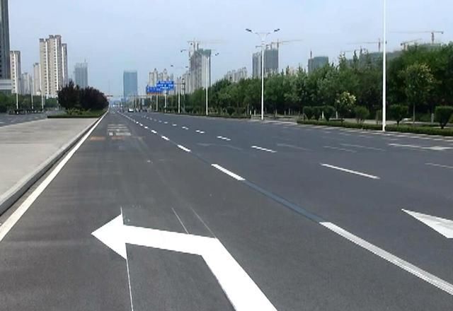  「高速」为啥最左侧的快车道反而车辆最少？老司机：不敢走了