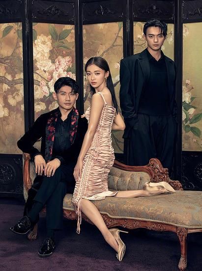 吴谨言拍摄照片太撩人，肉粉色的V领内衬，网友:傅恒哪里受得了