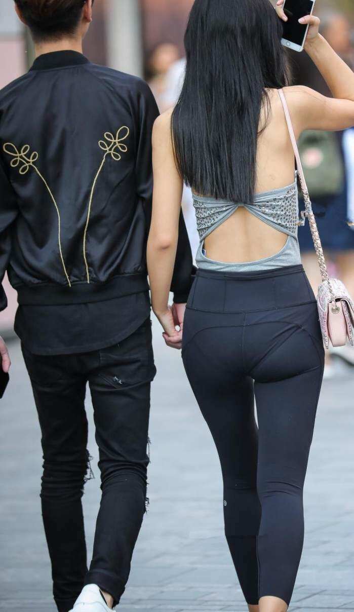 街拍: 丰满身材的姑娘, 紧身打底裤痕迹明显