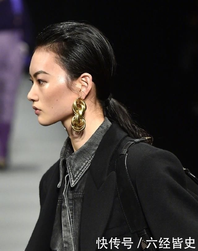  『十足』她是福布斯榜中国十大国际模特，今穿牛仔连体裤配大衣，霸气十足