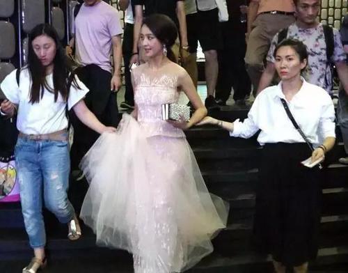 同样是88斤的佟丽娅与周冬雨,同穿粉色吊带裙,差距为何如此之大