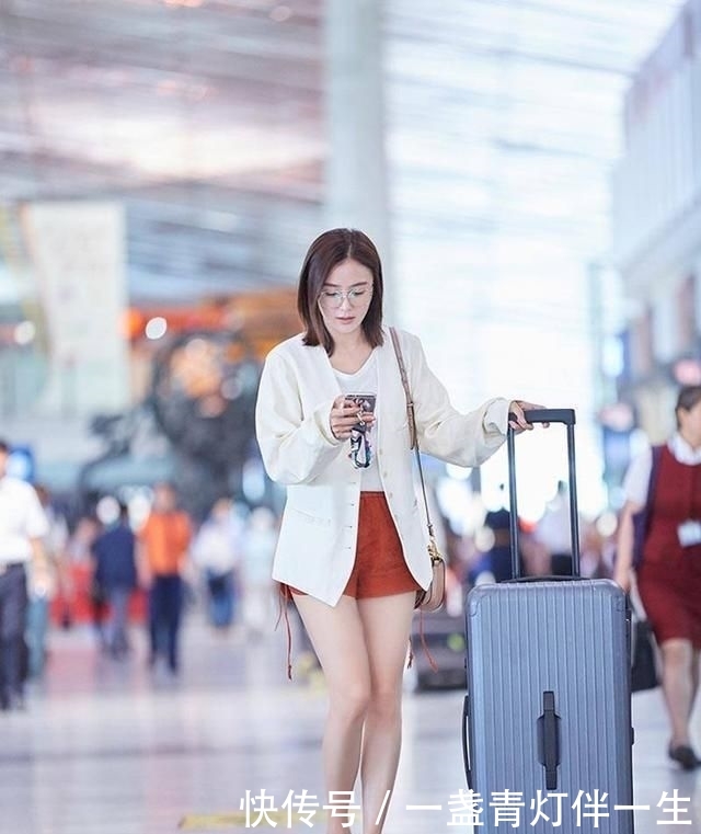 『 薄纱』网友:这是仙女本尊吧,看不到瑕疵,秦岚将薄纱长裙穿出满屏仙气
