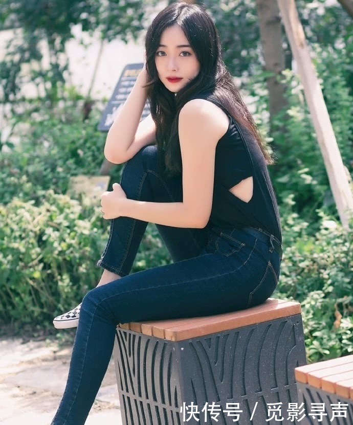 你们最爱的紧身牛仔裤小姐姐，修身紧绷的裤子搭配黑色上衣，显得