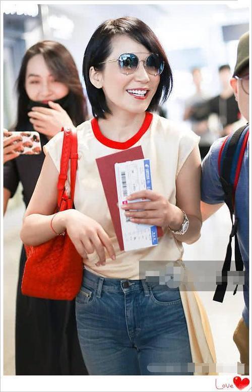 俞飞鸿为显腿长也是拼,牛仔裤提得又高又紧,网友:不怕勒得慌?