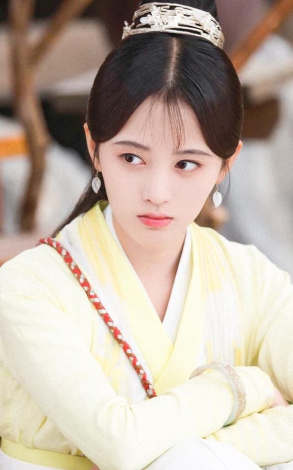 「 气质」“小女生”打扮显清新精致，满满仙女气质，鞠婧祎古典风美到冒泡