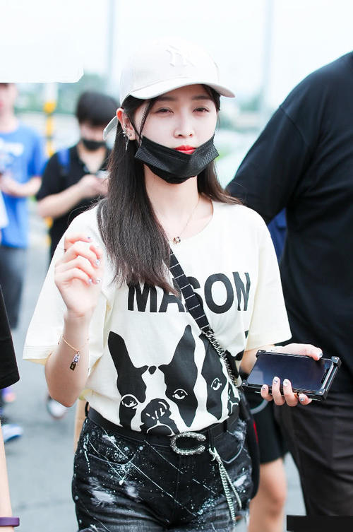 还以为吴宣仪穿了连体泳衣，太短坐下更是尴尬，都不好意思看了！