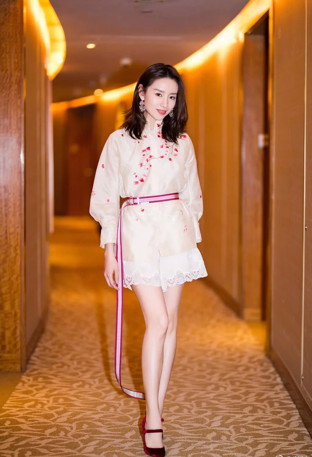 同是水晶鞋，董洁穿出了挫败感，而赵丽颖，精致得体，差距真大