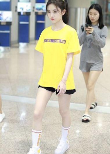 鞠婧祎换发型变邻家妹妹，头上还有小星星，看到她的腿不敢吃饭了