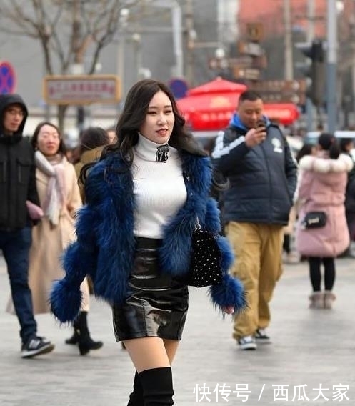 『蓝色』明眸善睐的美女,一件蓝色外套配黑色短裙,时尚气质女人味