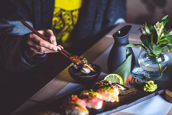 中国游客在日本吃饭时,遭服务员阻止并告知筷