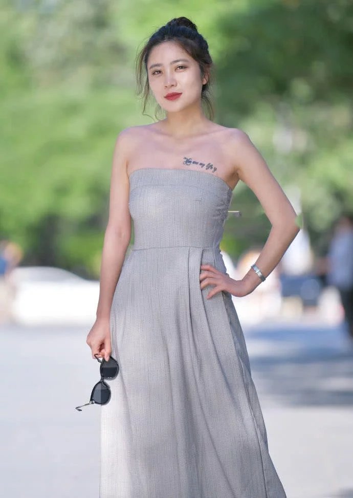 裹胸连衣裙绷住小姐姐风韵的身材，纹身位置恰到好处，下垂也很吸