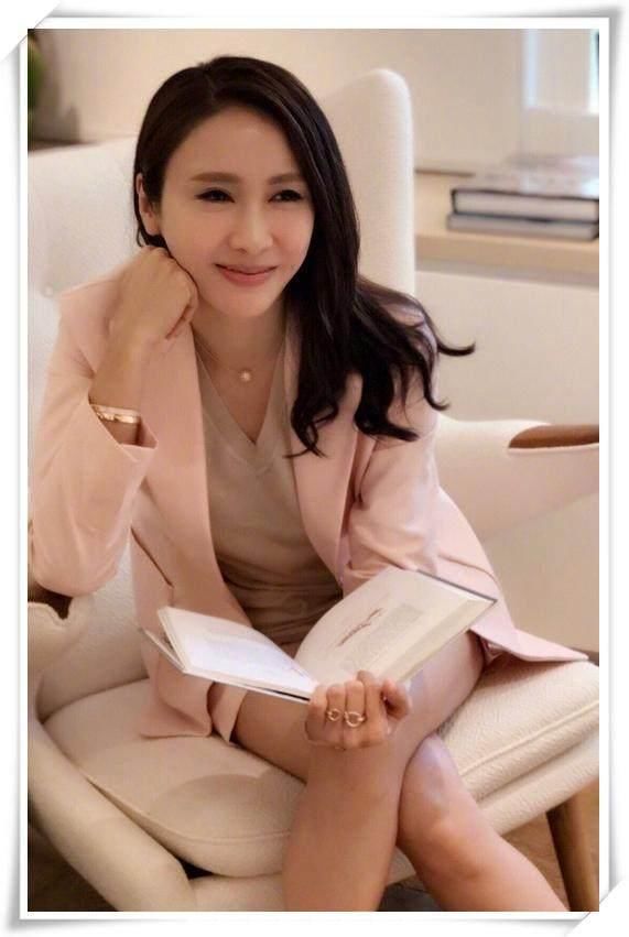 46岁黎姿用力过猛, 脸彻底垮了! 网友: 又一位天然美女沦陷了!