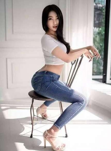 紧身牛仔裤勒出圆润臀部,性感曲线,街头彰显女人味十足!