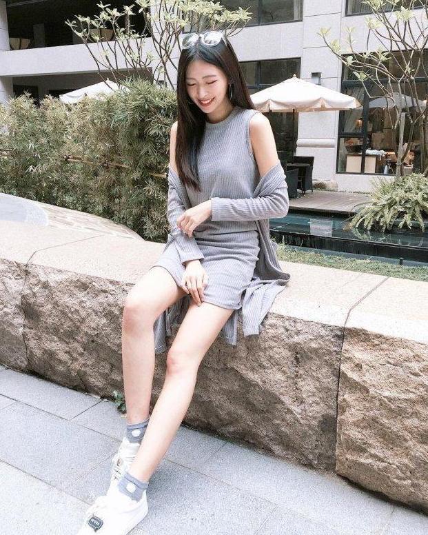 笑容甜美的小清新美女, 好身材能驾驭各种风格的衣服, 清爽又自然