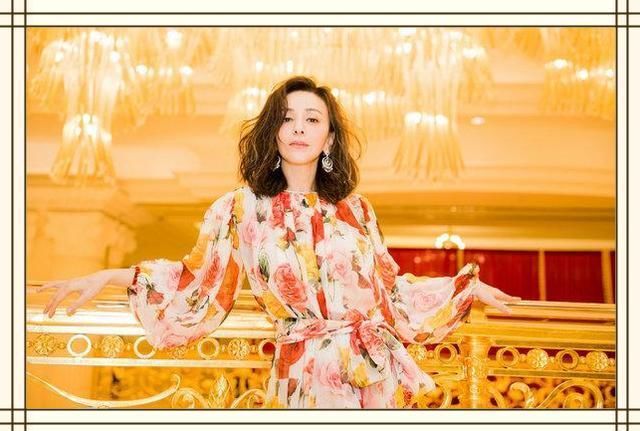 当26岁热巴和47岁王琳同穿印花裙，终于知道为啥女人越老越有味道