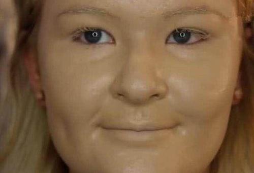 一美女爱化妆,一次往脸上涂满一百层粉底液,结果令人不忍直视了!