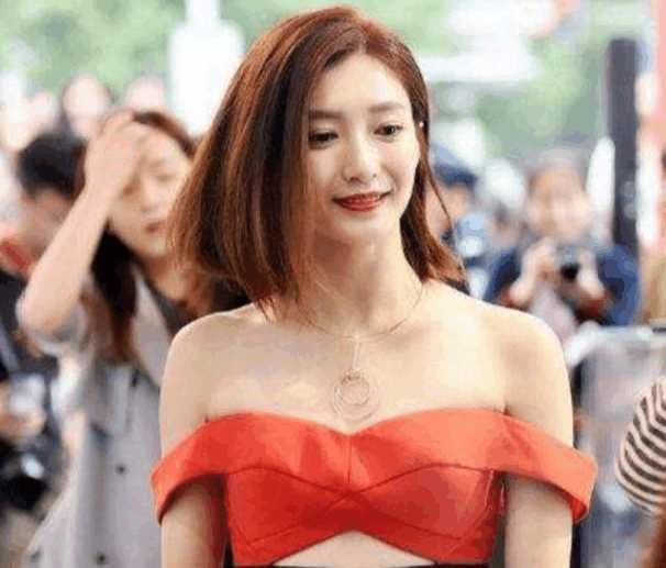 江疏影衣品惊人，上半身搭配似泳衣，网友：好身材，秀出来