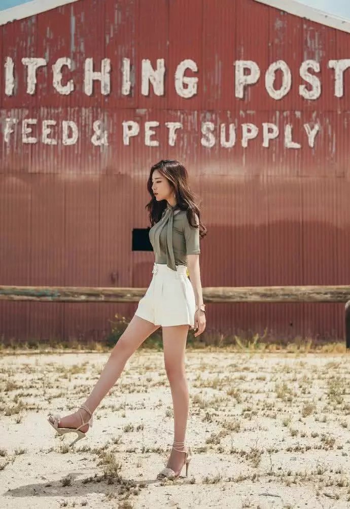 颜值高气场强的精致美女，荒芜的氛围造就空灵美感，长腿要逆天了