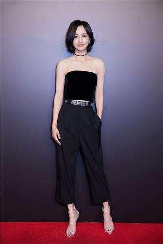 34岁的佟丽娅与粉丝提前庆生，网友：发型加分，重返十八岁了！