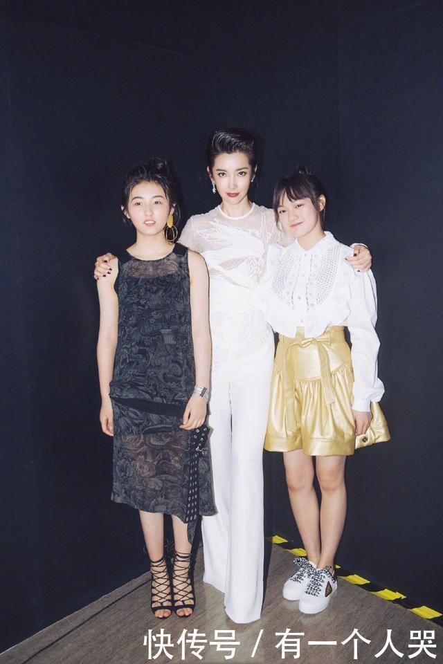 18岁欧阳娜娜与17岁张子枫同走红毯，这是得罪造型师了吗